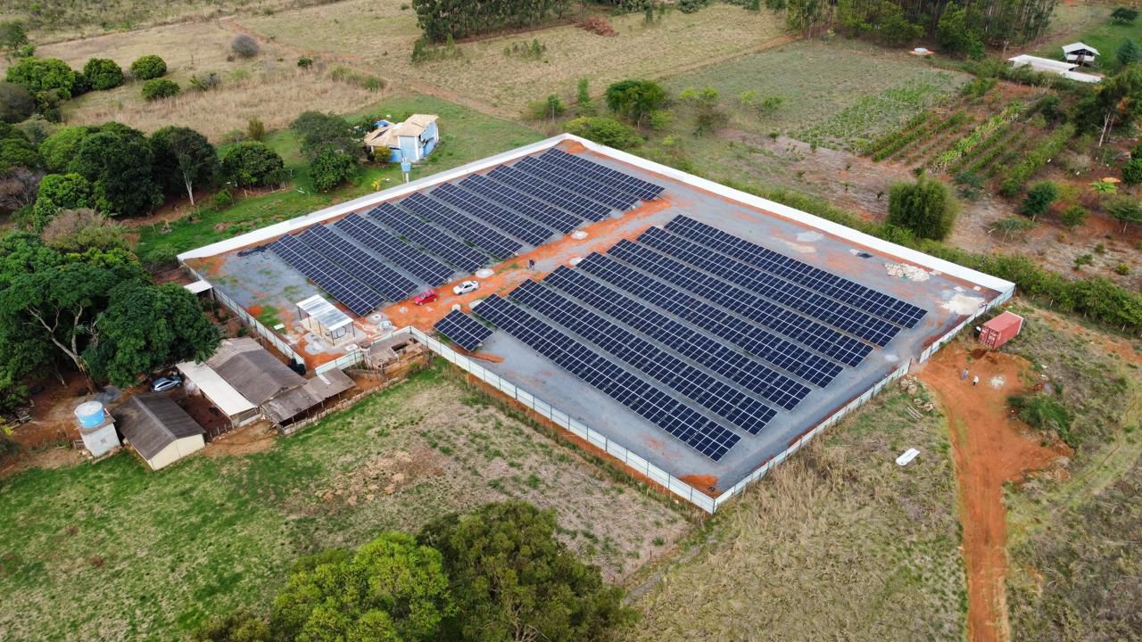 Painéis solares instalados em telhado de galpão