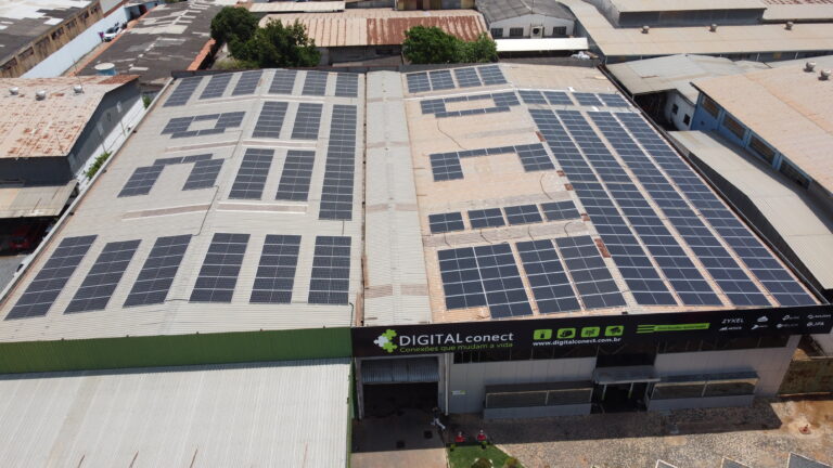 Sistema fotovoltaico em telhado comercial